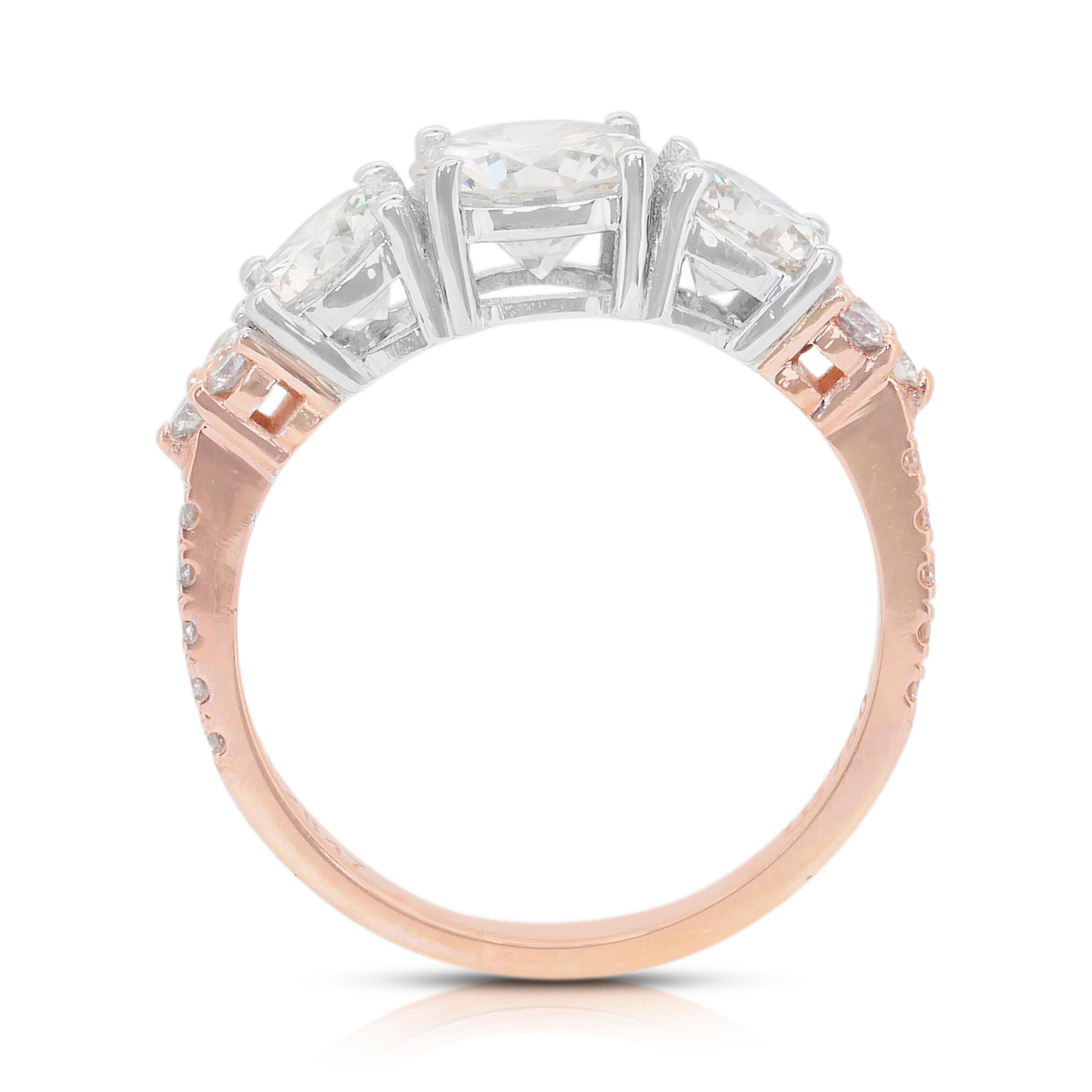 Luxueuse bague à 3 pierres en or rose et blanc 18 carats de 2,35 ct de diamants - certifiée IGI en vente 4