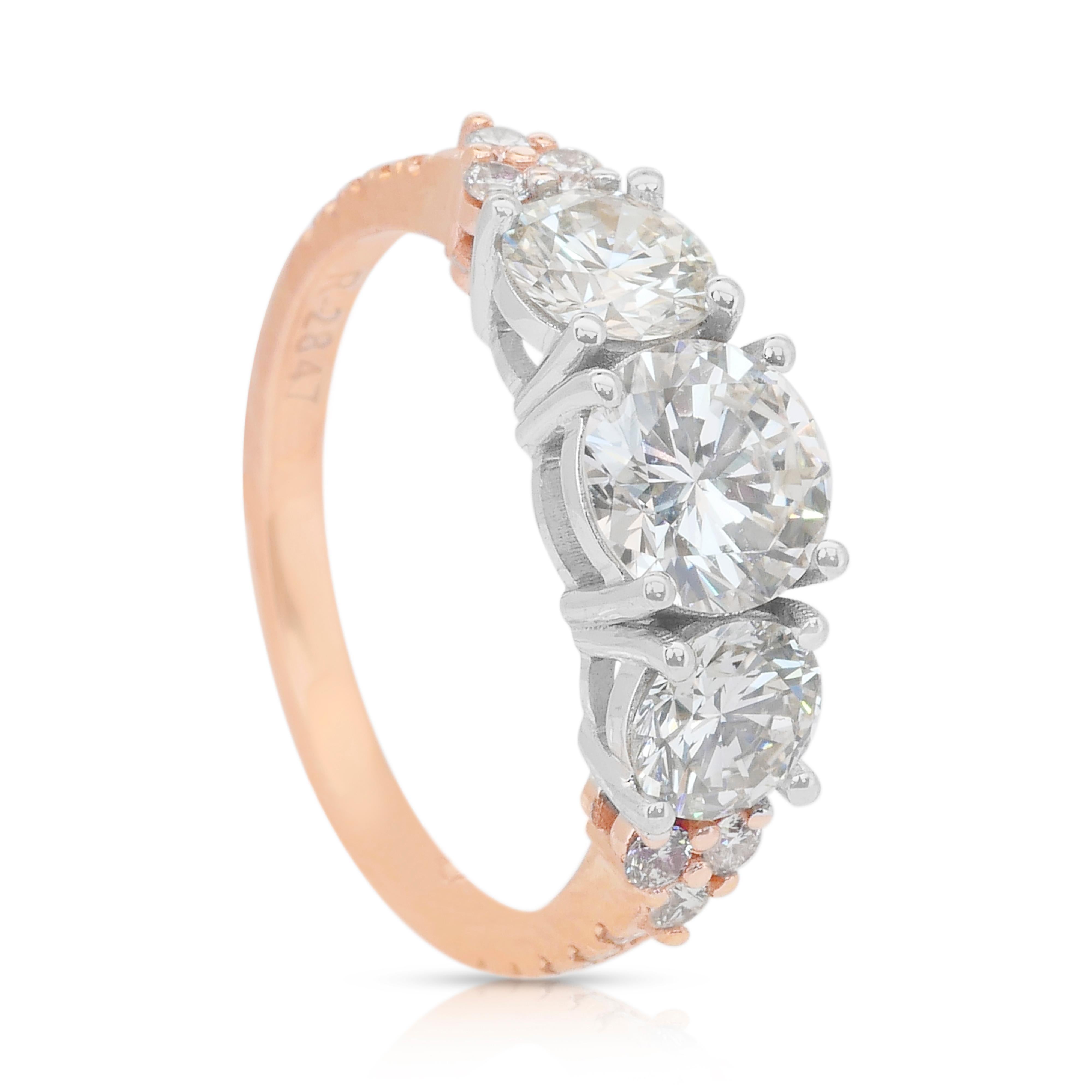 Luxueuse bague à 3 pierres en or rose et blanc 18 carats de 2,35 ct de diamants - certifiée IGI en vente 3