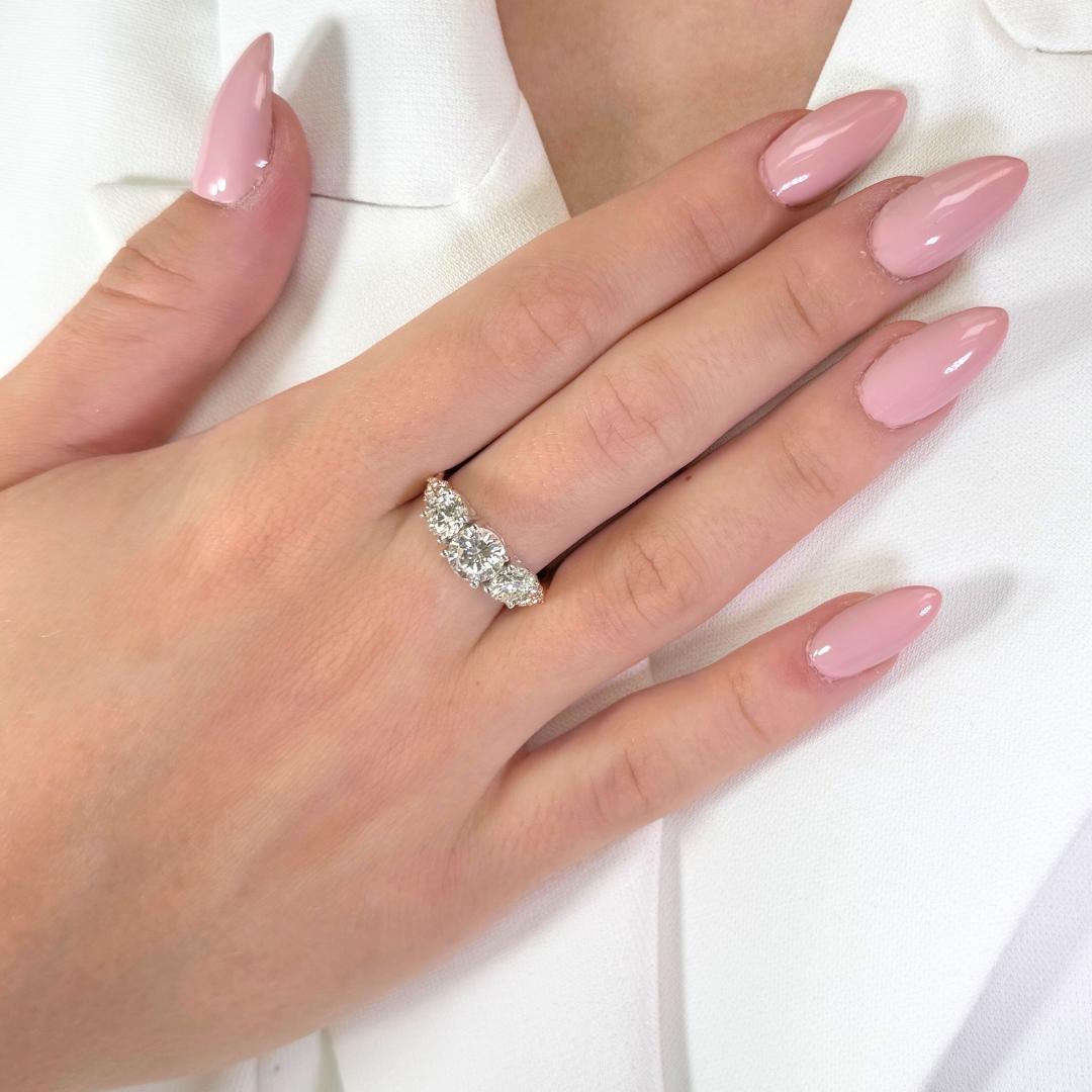 Luxueuse bague à 3 pierres en or rose et blanc 18 carats de 2,35 ct de diamants - certifiée IGI

Cette captivante bague en or rose et blanc 18 carats équilibre magnifiquement chaleur et brillance. En son centre se trouve un diamant rond de 1,02ct,