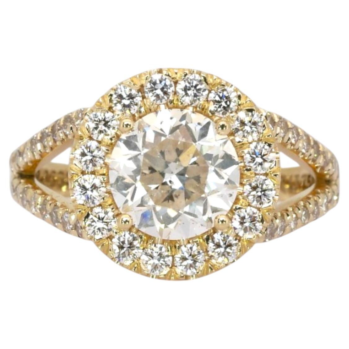 2,81 Karat, IGI-zertifizierter Halo-Ring aus 18-karätigem Gelbgold mit einem natürlichen Diamanten im Angebot