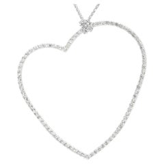 Collar con colgante de corazón abierto ondulado con un cautivador diamante natural de 0,84 ct