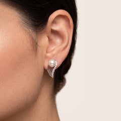 Bezaubernde Ohrringe mit 6,5 bis 7 mm großen Akoya-Perlen und 0,16 Karat Diamanten in geschwungener Form