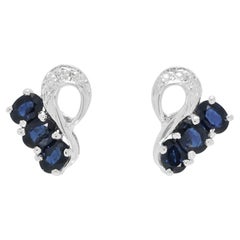 Bezaubernde Ohrstecker mit einem blauen Saphir (0,60 ct) und einem natürlichen Diamanten (0,03 ct)