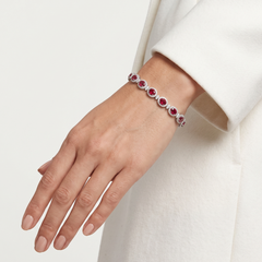Majestuosa pulsera con un rubí birmano de 8,35 ct y una línea de diamantes en forma de halo de 1,83 ct