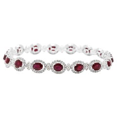 Majestuosa pulsera con un rubí birmano de 8,35 ct y una línea de diamantes en forma de halo de 1,83 ct
