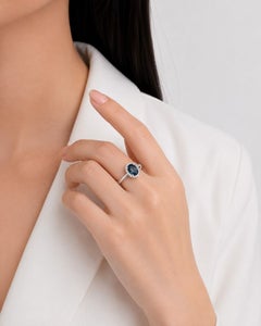 Bague « halo » envoûtante sertie d'un saphir bleu verdâtre de 1,04 ct et d'un diamant naturel de 0,09 ct