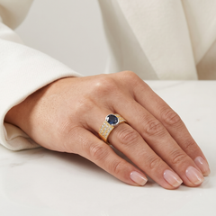 Elegante anillo vintage con halo de zafiro azul de 0,98 ct y diamantes naturales de 0,60 ct