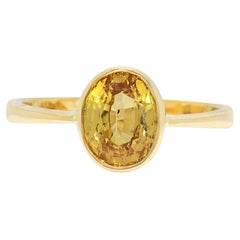Strahlender Solitärring mit gelbem Saphir (1,35 ct) in Zargenfassung aus 18-karätigem Gelbgold