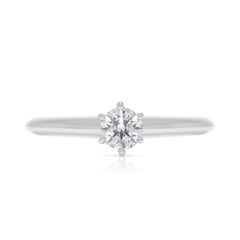 Klassischer Solitärring von Tiffany & Co. mit einem natürlichen Diamanten von 0,31 Karat aus Platin