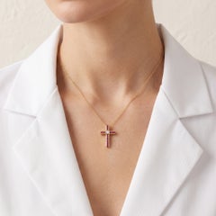 Espectacular colgante en forma de cruz con un rubí de 0,40 ct y un diamante natural de 0,10 ct, engastados en canal