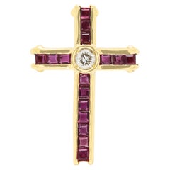 Espectacular colgante en forma de cruz con un rubí de 0,40 ct y un diamante natural de 0,10 ct, engastados en canal