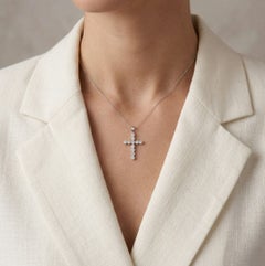 Ciondolo a forma di croce con diamante brillante da 0,26 ct in oro bianco 18 carati
