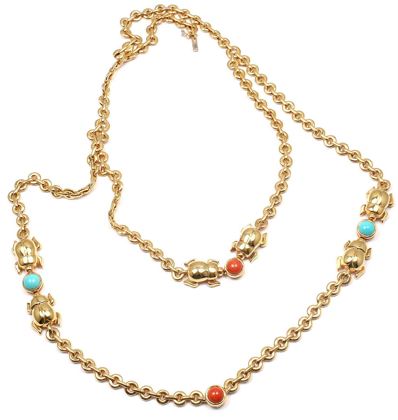 18k Yellow Gold Turquoise and Coral Scarab Link Necklace by Cartier.
With 2 round corals
2 round turquoise
This necklace comes with an original Cartier box.

Details:
Length: first row 15