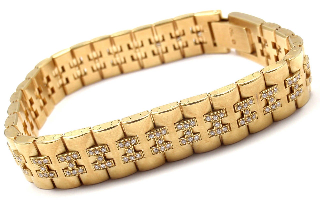 18k Yellow Gold Diamond H Link Bracelet by Hermes.
With 203 round brilliant cut diamonds VVS1 clarity F color 
total weight approximately 1ct
This bracelet comes with original Hermes box.
Details:
Length: 7 1/4