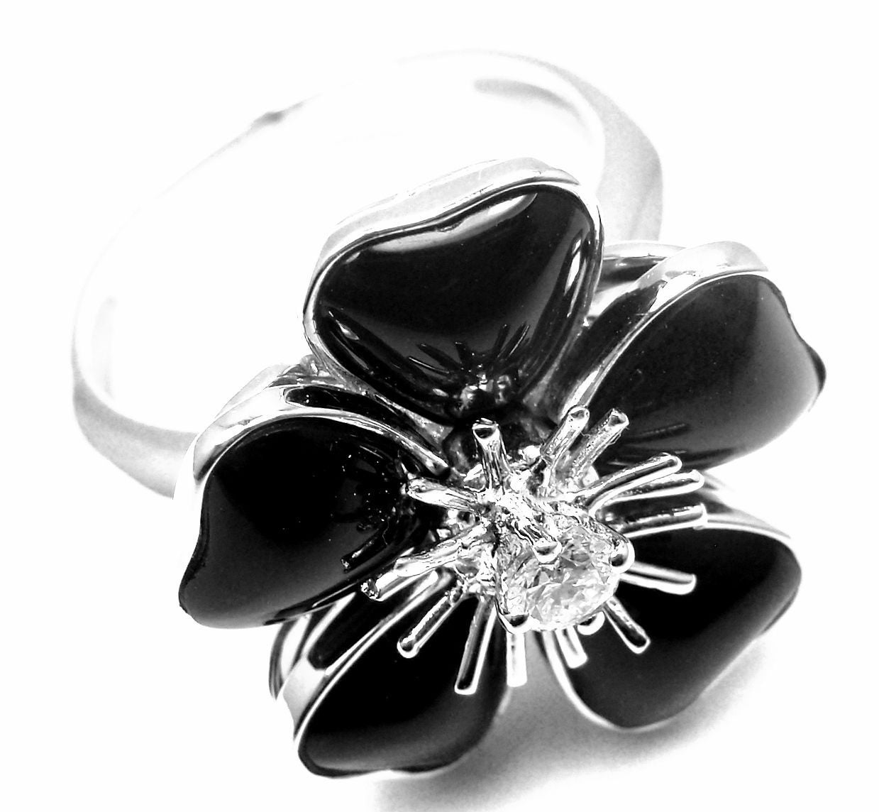 Van Cleef & Arpels Nerval Onyx Diamond Gold Flower Ring In New Condition In Holland, PA