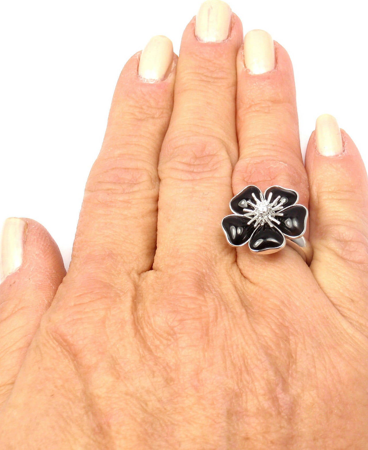 Van Cleef And Arpels Nerval Onyx Diamond Gold Flower Ring For Sale At 1stdibs 