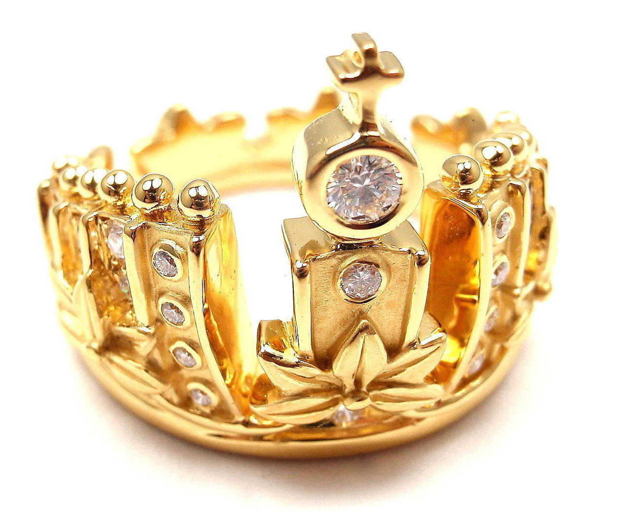 18k Gelbgold Mi Prinzen Russische Krone Diamant Ring von Carrera Y Carrera.
Mit 23 runden Diamanten im Brillantschliff VS1 Reinheit, G Farbe Gesamtgewicht ca.: 0,37ct

Dieser Ring kommt mit Box Zertifikat und Tag.

Einzelheiten:
Ringgröße: