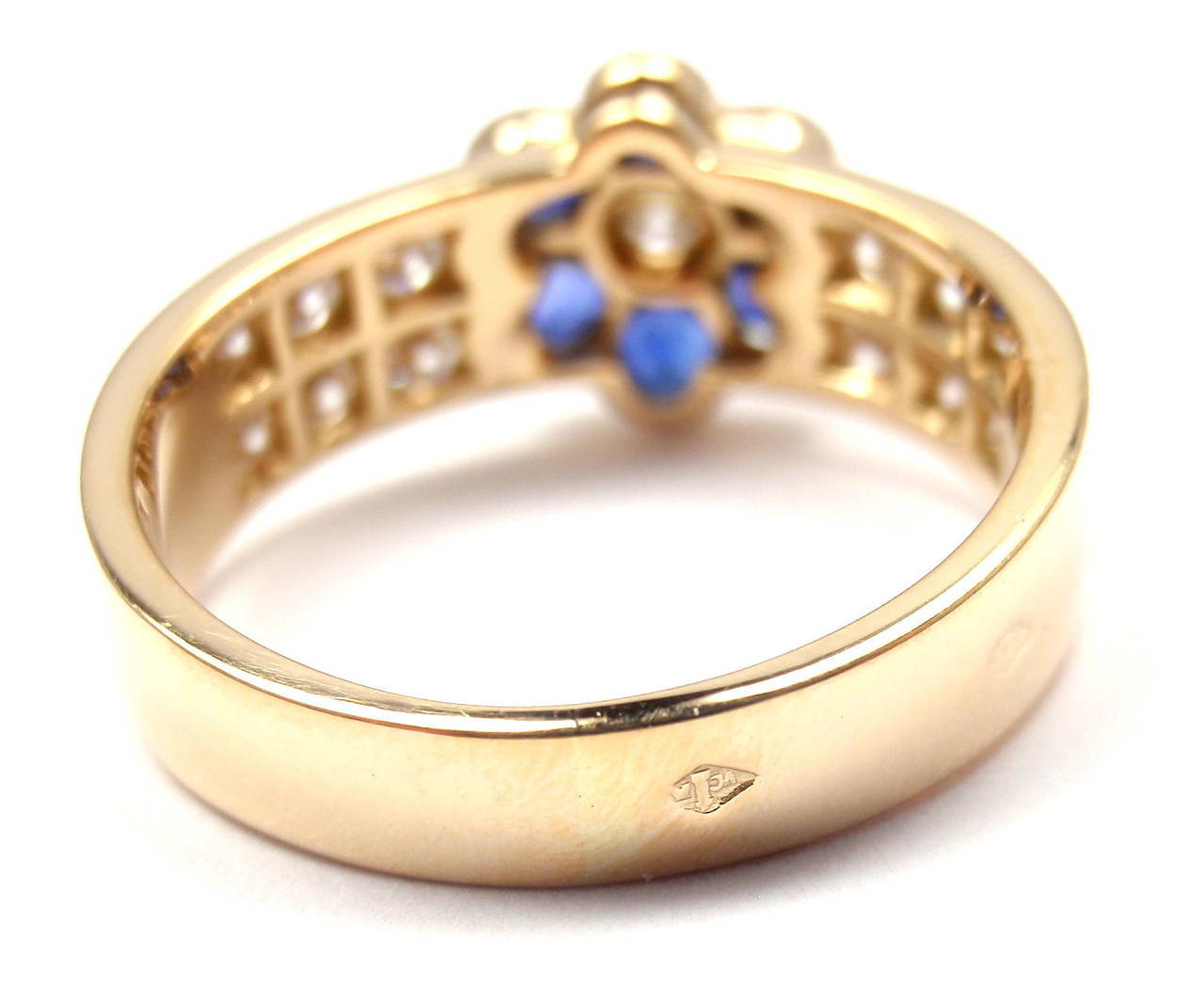 diamant en or jaune 18k & Sapphire Fleurette Flower Ring 
de Van Cleef & Arpels. 
Avec 13 diamants ronds de taille brillant:: pureté VS1:: couleur G:: poids total d'environ 0::50ct
6 saphirs ronds

Détails : 
Taille : 6
Largeur : 9mm
Poids : 3.4