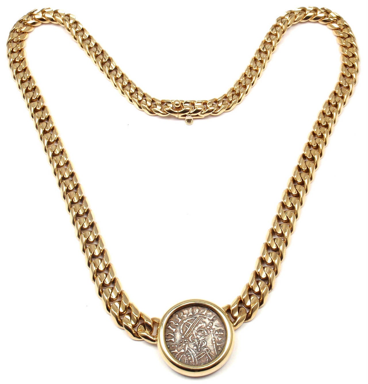 Bulgari yellow gold ancient English coin, link chain necklace.
This necklace comes with the original Bulgari pouch.
Measurements: Chain: 16