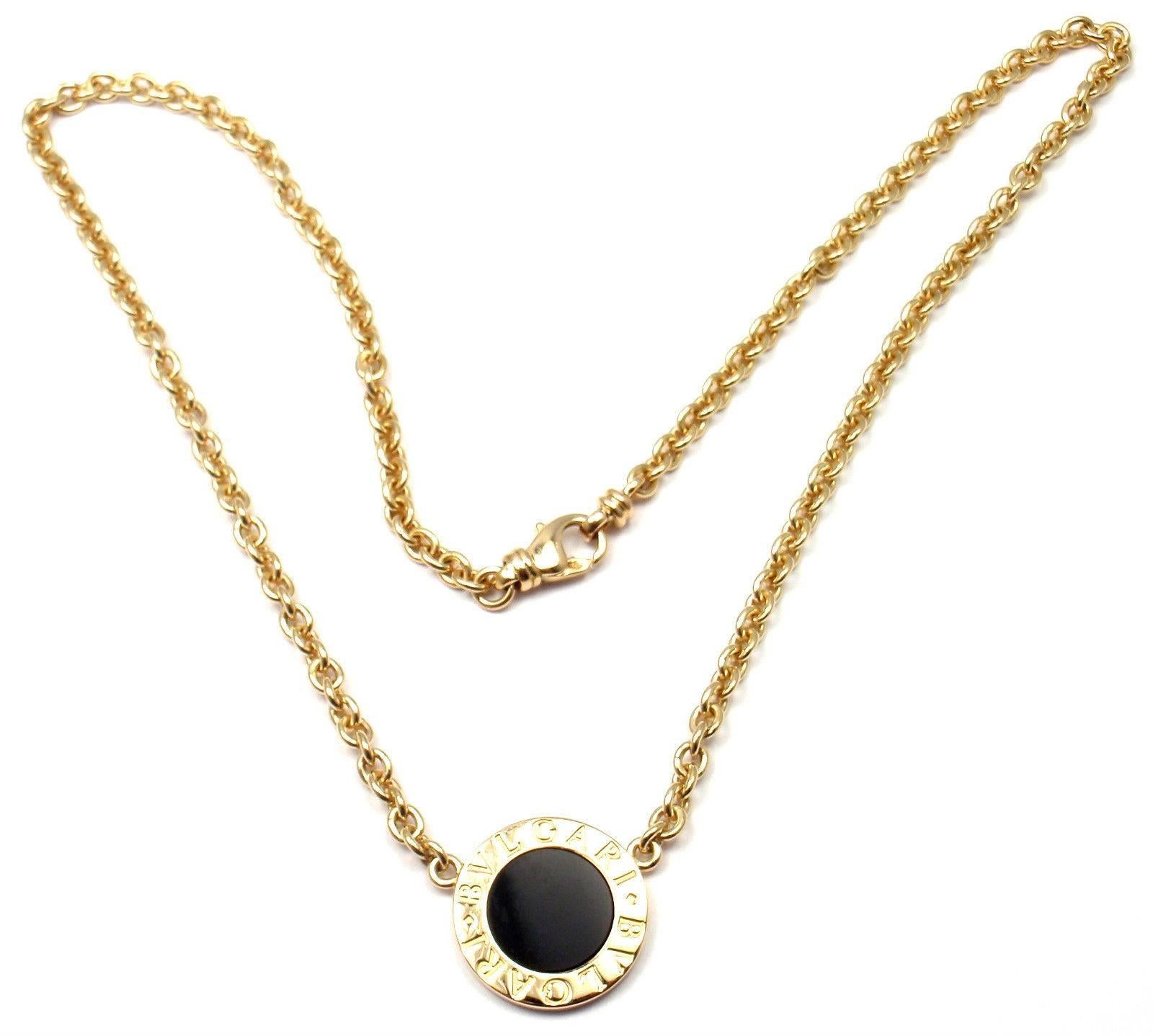 18k Gelbgold Onyx-Anhänger Link Halskette von Bulgari. 
Mit rundem schwarzem Onyx 12mm

Details: 
Gewicht: 21.1 Gramm
Länge: 16