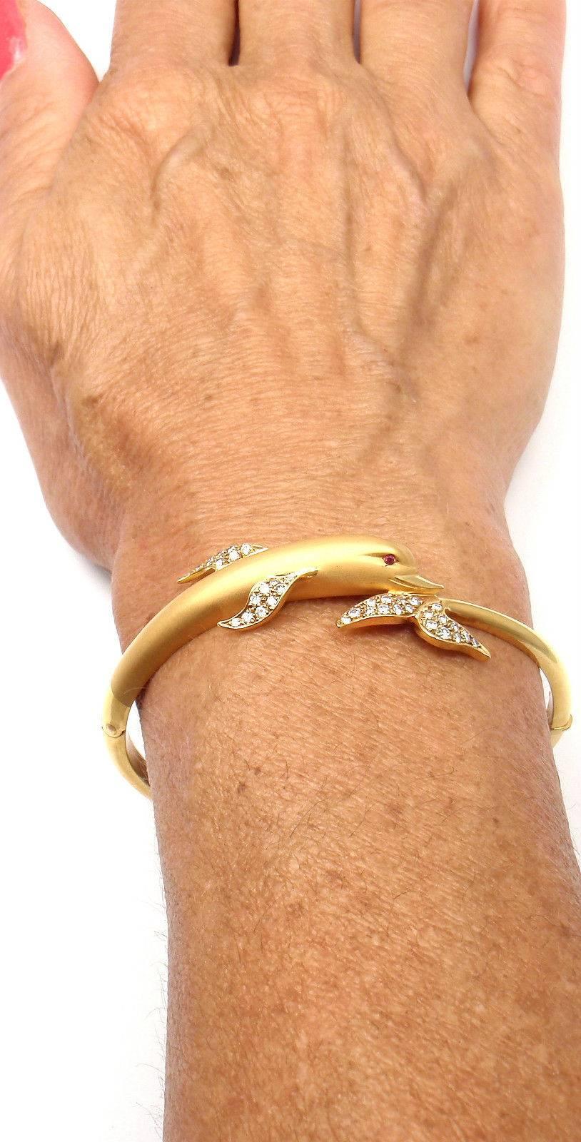gold dolphin bracelet