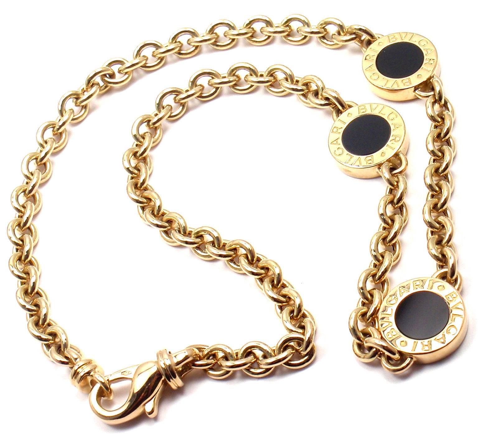 18k Gelbgold Onyx-Anhänger Link Halskette von Bulgari.  
Mit 3 runden schwarzen Onyx-Steinen von je 8 mm.
  
Einzelheiten: 
Gewicht: 30,5 Gramm
Länge: 15,5