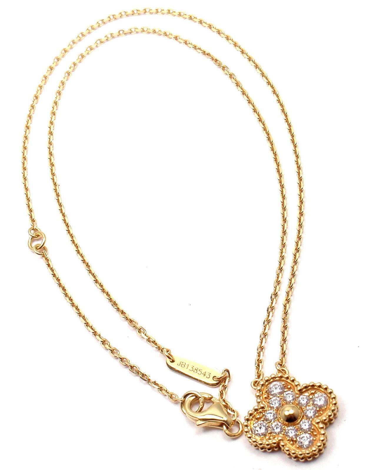 18k Gelbgold Diamant Alhambra Anhänger Halskette von Van Cleef & Arpels. 
Mit 12 Brillanten im Rundschliff VVS1 Klarheit:: E Farbe
Gesamtgewicht .50ctw

Details: 
16.5'' Halskette:: 1mm::
Anhänger ist 15mm x 15mm
Gewicht: 5.5 Gramm
Gestempelte