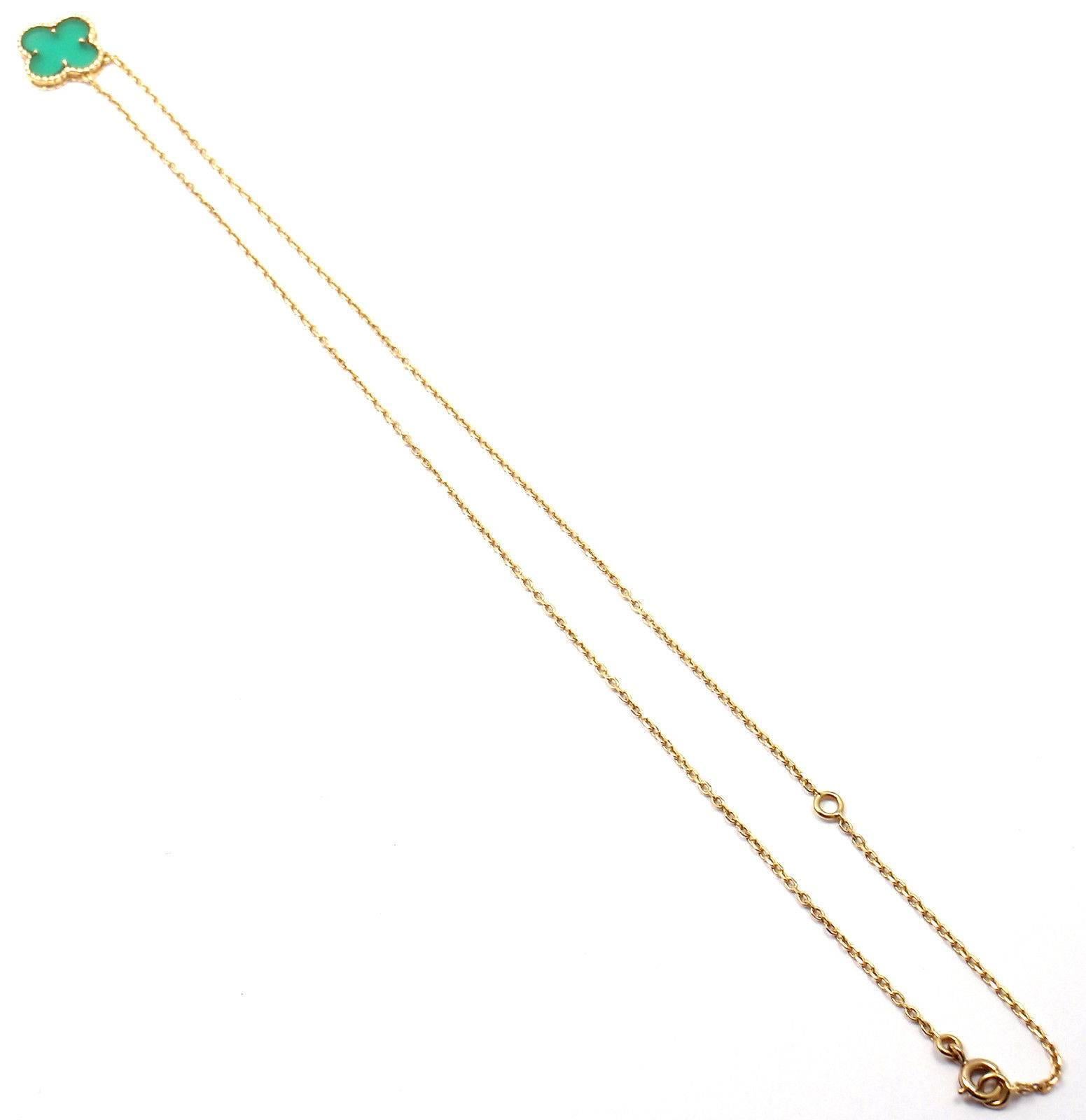 Women's or Men's Van Cleef & Arpels Alhambra Green Chalcedony Yellow Gold Pendant Necklace