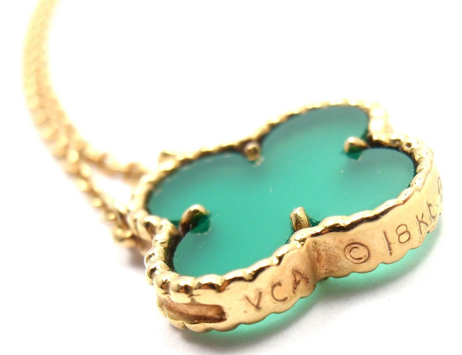 Van Cleef & Arpels Alhambra Grüner Chalcedon Gelbgold-Anhänger Halskette 2