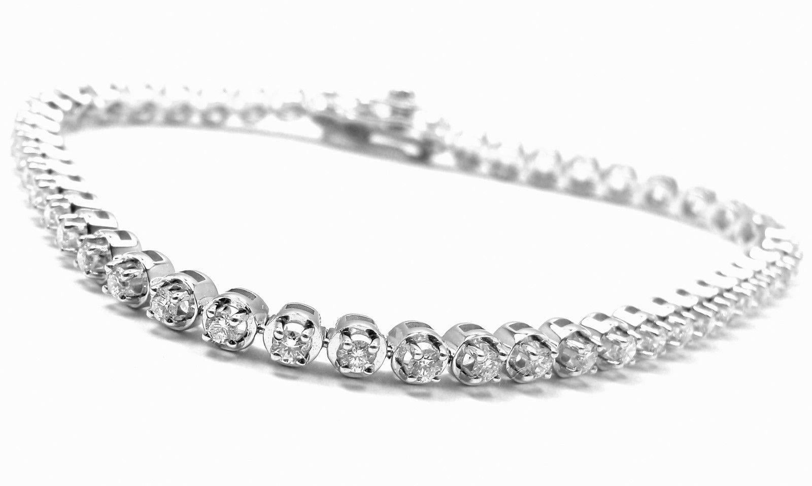 18k White Gold Minou Diamond Tennis Bracelet by Damiani.
With round brilliant cut diamonds VS1 clarity, G color total weight approx. 1.715ct
This necklace comes with Box, Certificate.

Details:
Measurements: Length: 7.25"
Width: 