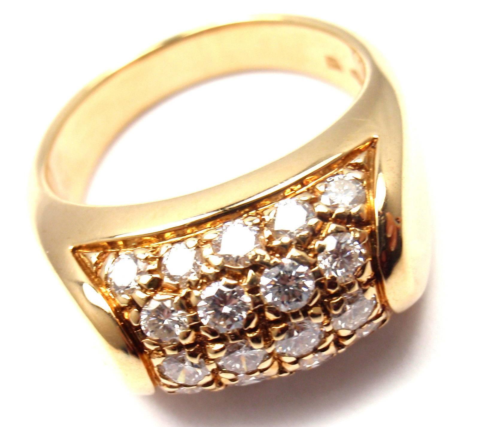 18k Yellow Gold Diamond Band Ring by Bulgari.
With 37 round brilliant cut diamonds VS1 clarity, G color total weight approx. .75ct
Details:
Ring Size: 6
Weight: 9.2 grams
Width: 10mm
Stamped Hallmarks: Bvlgari 750 Made In Italy
*Free Shipping within