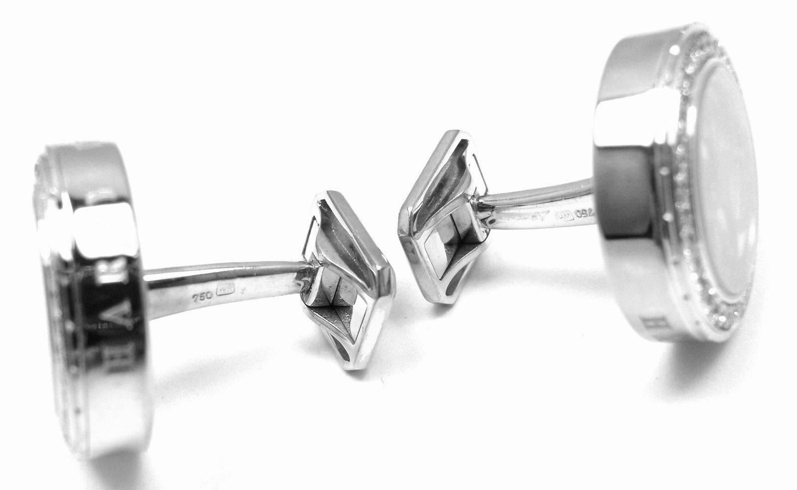 18k White Gold Diamond Ocean Cufflinks by Harry Winston.
With 70 round brilliant cut diamonds VS1 clarity, G color total weight approx. 1.20ct

Details:
Measurements: 19mm x 22mm x 12mm
Weight: 28.4 grams
Stamped Hallmarks: HW 750 Harry