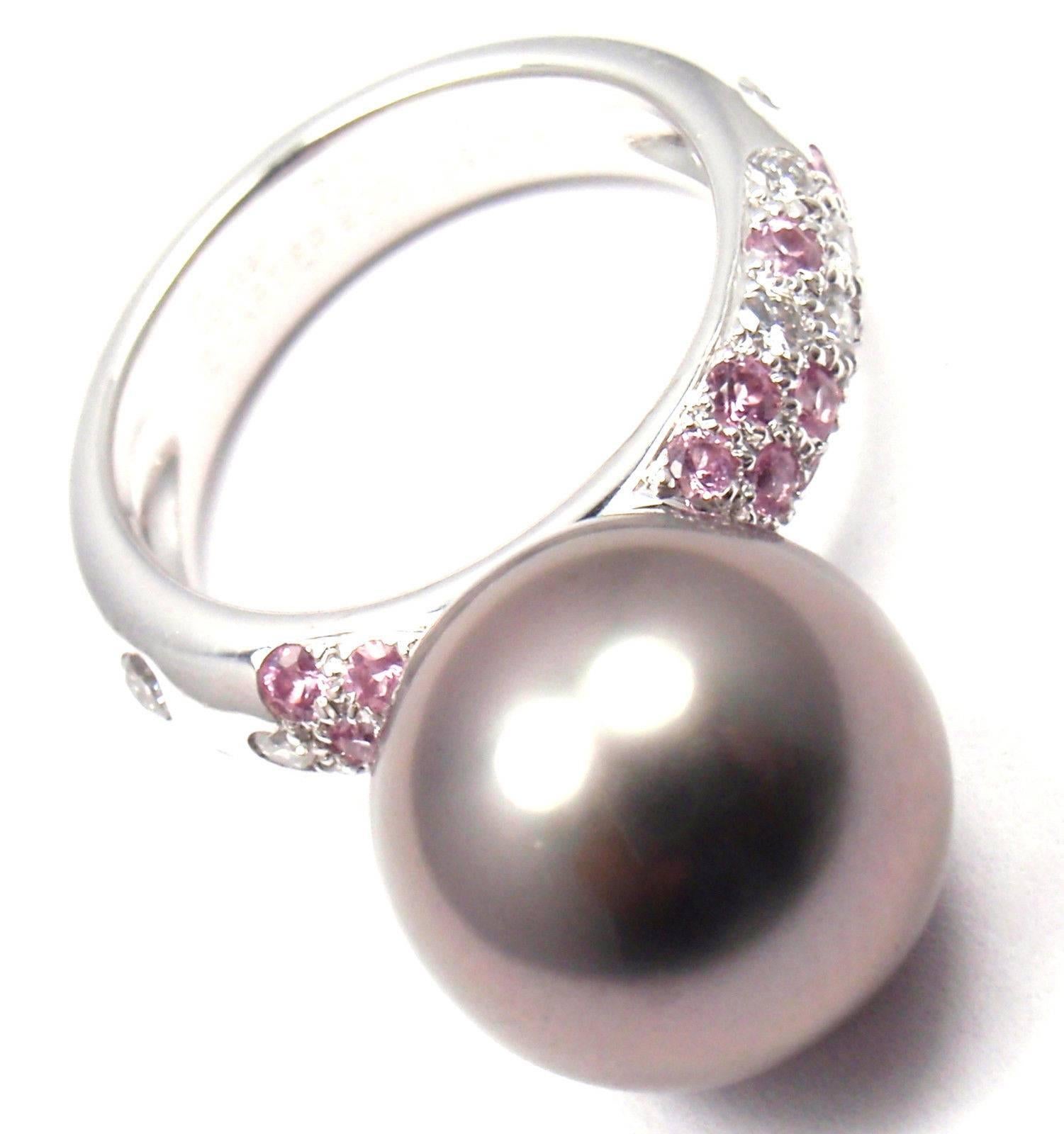 18k Weißgold Diamant und rosa Saphir mit großen Tahiti-Perle Ring von Cartier. 
Mit1 Tahiti-Perle 12,5 mm
12 runde Diamanten im Brillantschliff, Reinheit VS1, Farbe E, Gesamtgewicht ca. 0,36 ct
15 runde rosa Saphire.
Dieser Ring kommt mit original