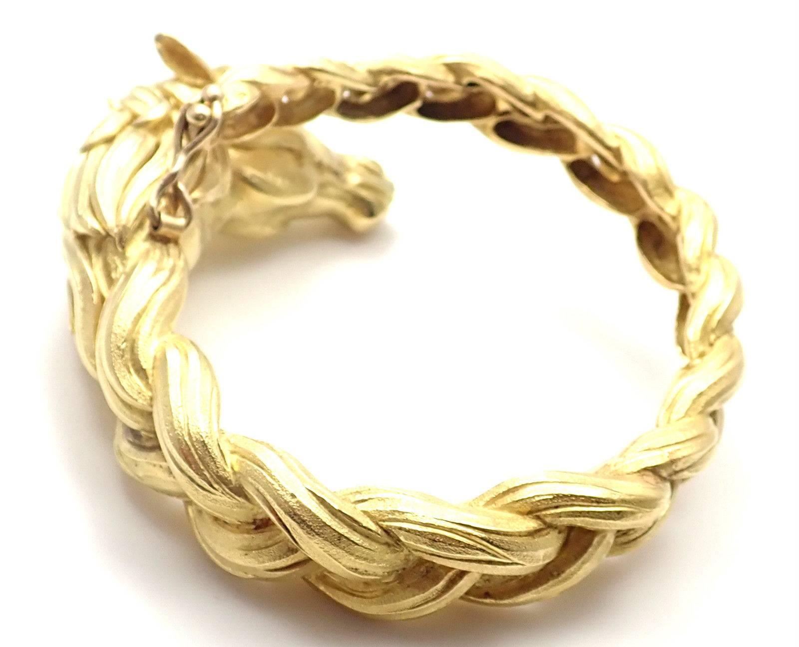 Hermes Paris Sculpted Horse Yellow Gold Bangle Bracelet In New Condition In Holland, PA