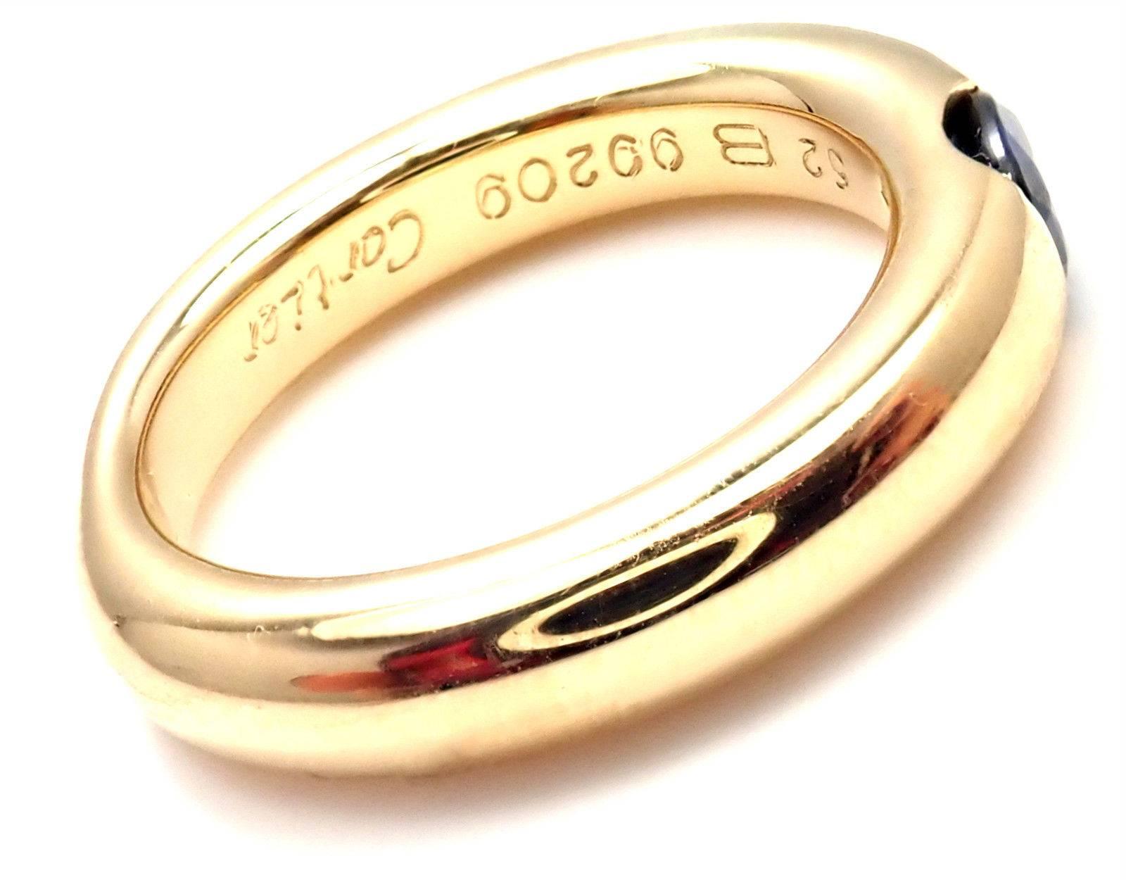 18k Gelbgold Ellipse Sapphire Band Ring von Cartier. 
Mit 1 ovalen schönen Saphir 5mm x 4mm. 
Einzelheiten: 
Breite: 4mm
Gewicht: 9 Gramm
Ringgröße: 6:: Europa 52
Gestempelte Punzen: Cartier 750 52 1992 99209
*Freier Versand innerhalb der