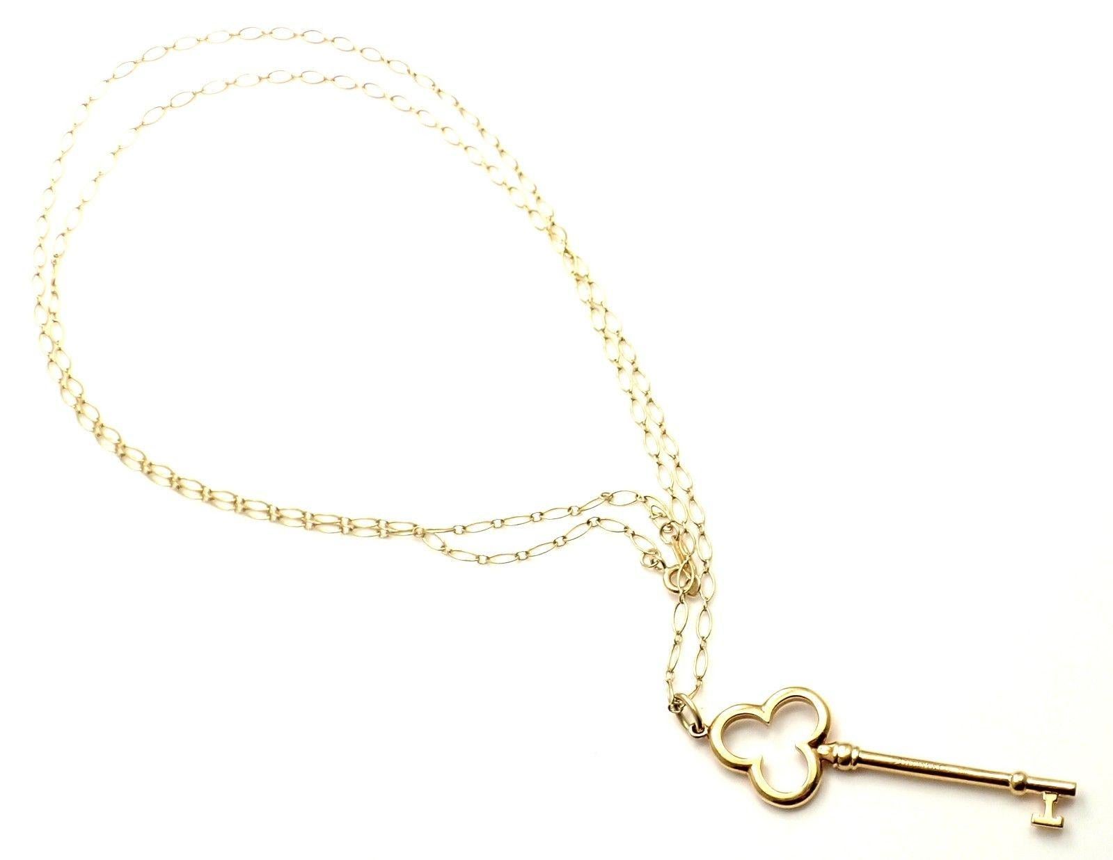 Tiffany & Co. Trefoil Key Pendant Oval Link Yellow Gold Chain Necklace In Excellent Condition In Holland, PA