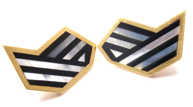 Orecchini in oro giallo 18k con intarsio di giada nera e madreperla di Angela Cummings per Tiffany & Co.
Questi orecchini sono per orecchie forate.
Dettagli: 
Peso: 12,9 grammi
Misure: 30 mm x 20 mm
Timbro di garanzia: T& Co 18k

*Spedizione
