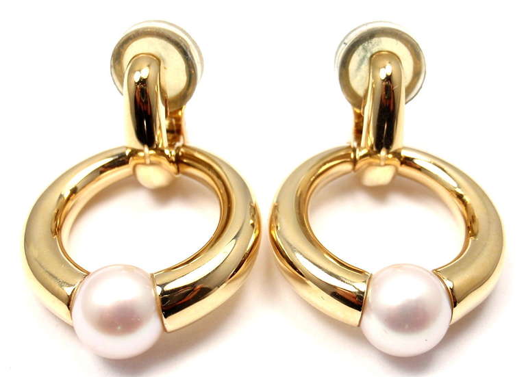 18k Gelbgold Zuchtperlen-Ohrringe von Cartier. Mit zwei 8-mm-Zuchtperlen. 

Einzelheiten: 
Abmessungen: 34mm x 22mm
Gewicht: 16.7 Gramm
Gestempelte Punzierungen: Cartier 750 D25083
*Freier Versand innerhalb der Vereinigten Staaten*

IHR PREIS: