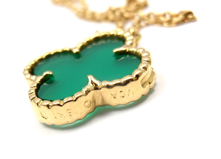 VAN CLEEF & ARPELS Alhambra Chalcedony Yellow Gold Necklace In New Condition In Southampton, PA
