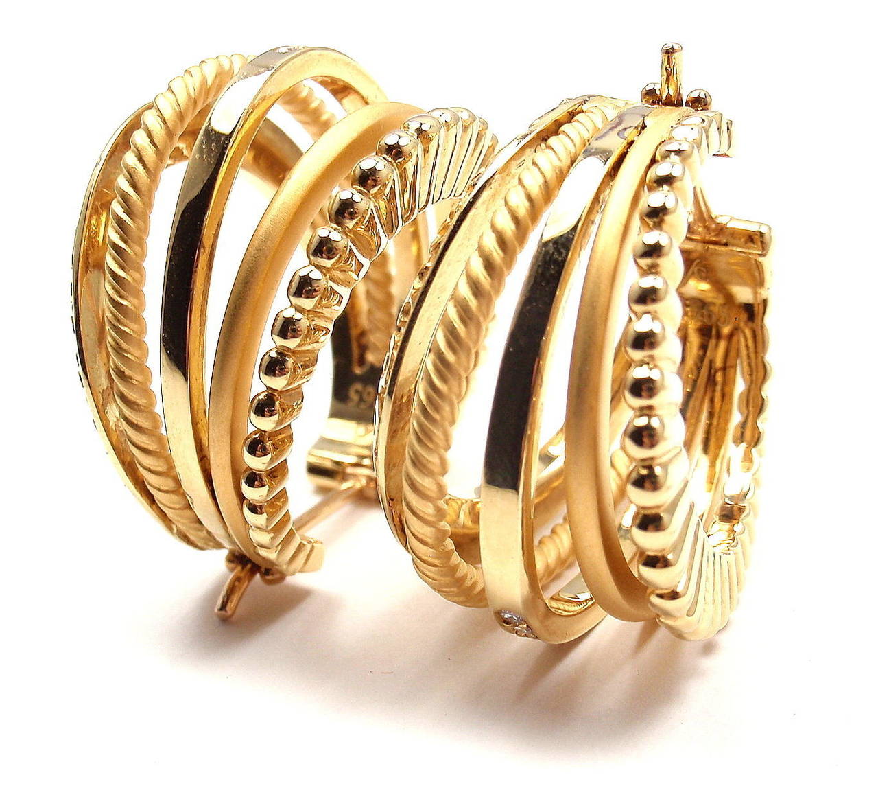 Orecchini con diamanti Melodia in oro giallo 18k di Carrera y Carrera.
Con 46 diamanti rotondi taglio brillante, purezza VS1, colore G, peso totale circa 0,21 ct.
Questi orecchini vengono forniti con scatola, certificato e