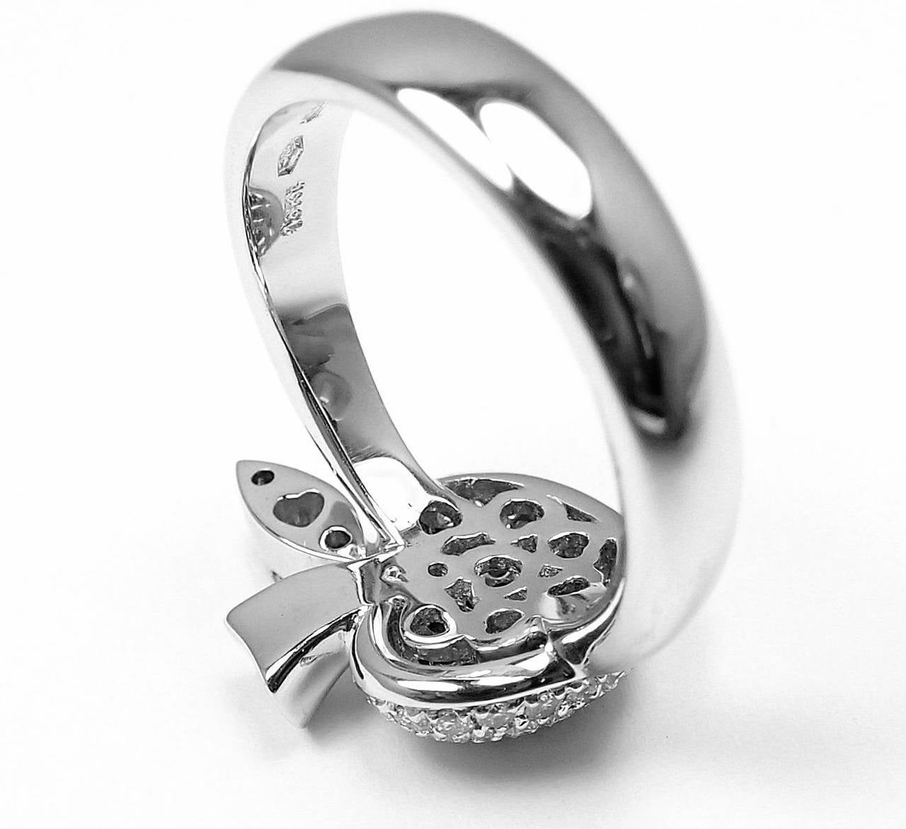 18k White Gold Diamond Apple Tentazione (Temptation) Ring by Pasquale Bruni.

With Round brilliant cut diamonds VS1 clarity, G color 
total weight approximately .61ct

This ring comes with Box, Certificate and Tag.

Details:
Size: 7
Weight: