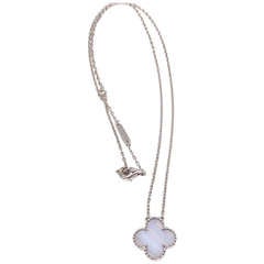 VAN CLEEF & ARPELS Collier pendentif vintage en or blanc avec calcédoine Alhambra