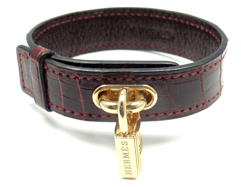 Cerradura de oro amarillo de 18 quilates y  Pulsera brazalete cocodrilo burdeos de Hermes. 
Esta pulsera viene con una caja original de Hermes.

Detalles: 
Longitud: 7 
Anchura: 15 mm
Peso: 25.7 gramos
Cerradura: oro amarillo de 18 quilates 22 mm x