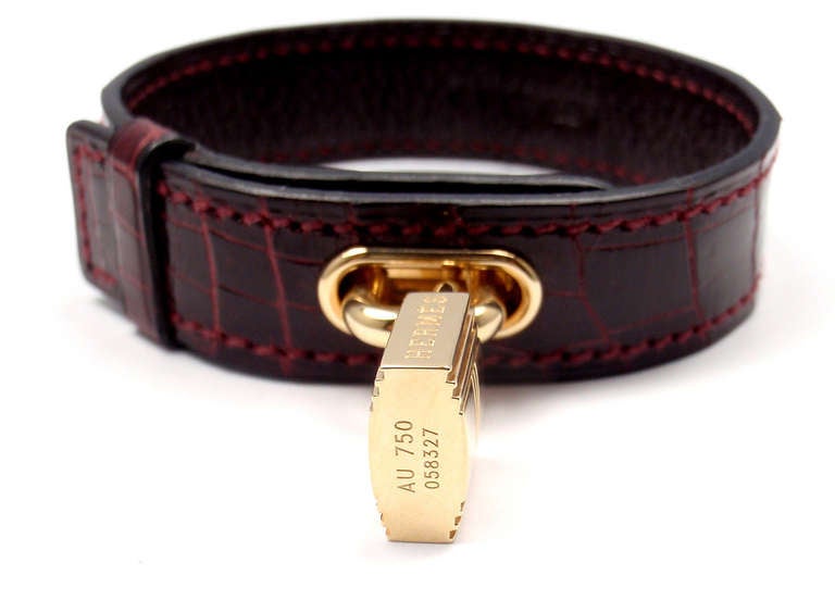 Hermes Cocodrilo Burgundy Yellow Gold Lock Pulsera brazalete en Excelente estado para la venta en Holland, PA