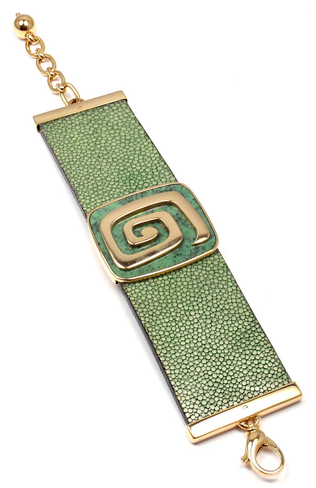18k Yellow Gold Green Garnet Stingray Cuff Bracelet by Bulgari.
Limited edition Theme Collection green-dyed stingray cuff bracelet,
centering on a rectangular cushion-shaped plaque with applied gold spiral motif on green hydrogrossular garnet,