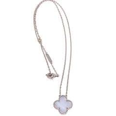 VAN CLEEF & ARPELS Collier pendentif vintage en or blanc avec calcédoine Alhambra