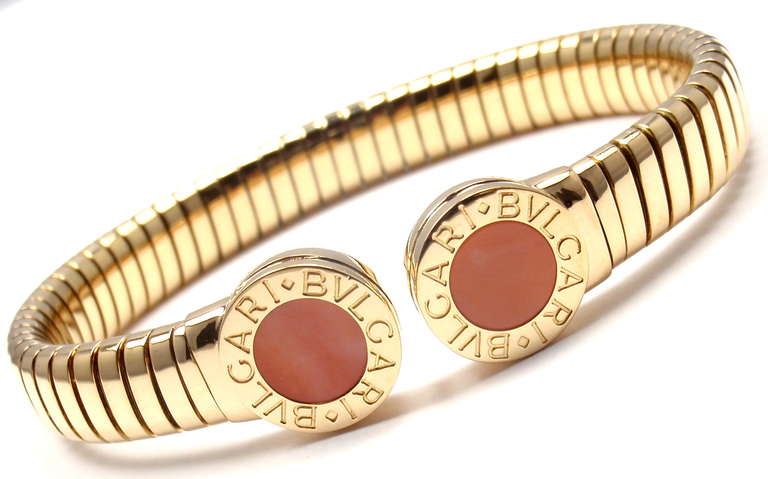18k Gelbgold Tubogas Koralle Armreif Armband von Bulgari. 
Mit 2 runden Korallensteinen. 
Dieses Armband wird mit einer Original-Bulgari-Box geliefert. 

Einzelheiten: 
Länge: 7