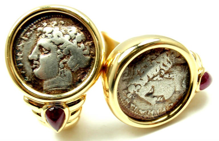 18k Gelbgold antike römische Münze & Cabochon Rubin Ohrringe von Bulgari. 
Mit 2 antiken Münzen BRVTTII TERINA
2 Cabochon Rubine 6mm x 4mm jeder. 

Einzelheiten: 
Abmessungen: 26mm x 18mm
Gewicht:  27 Gramm
Gestempelte Punzierungen: Bvlgari 750 Made