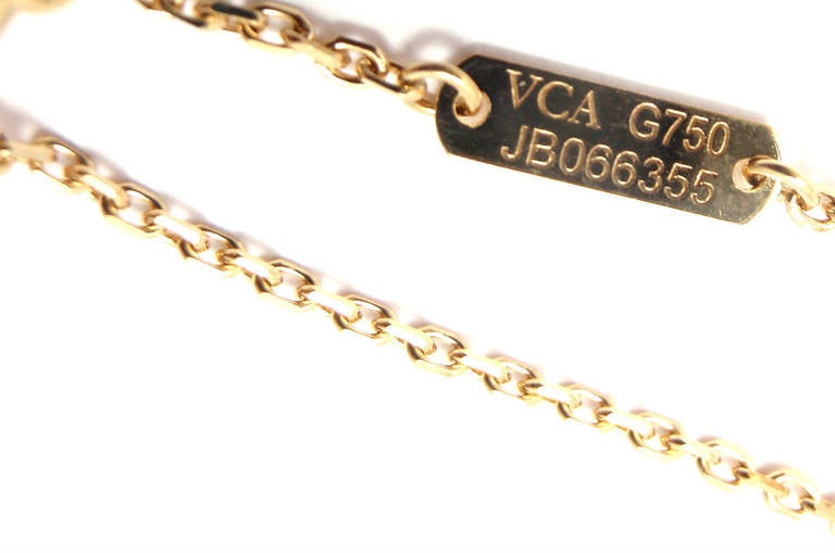 VAN CLEEF & ARPELS Vintage Alhambra Mother Of Pearl Yellow Gold Pendant Necklace In New Condition In Southampton, PA