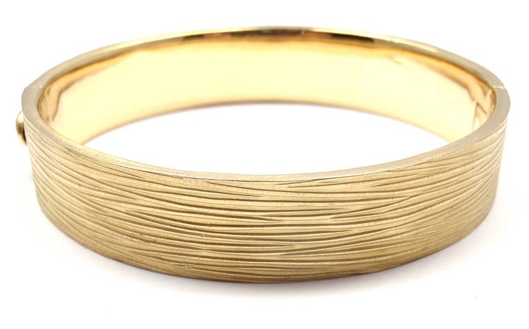 Roberto Coin Diamond Elephant Yellow Gold Bangle Bracelet In New Condition In Southampton, PA